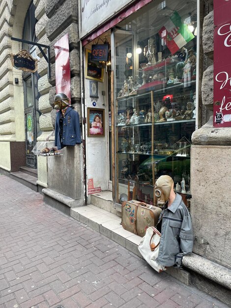 Foto un hombre está parado en la acera frente a una tienda que dice