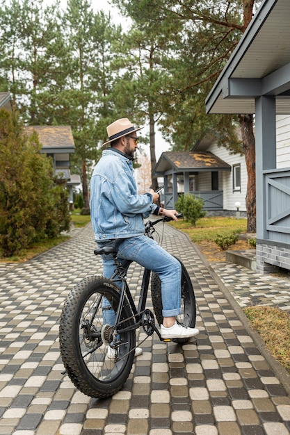 un hombre parado con una bicicleta