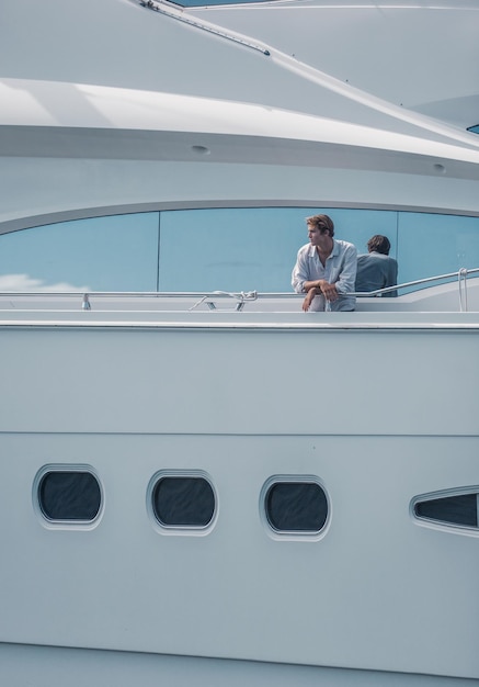 Foto hombre con paraguas en un barco