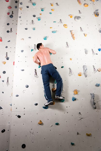 Hombre en la pared de escalada