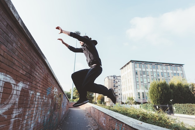 hombre parkour