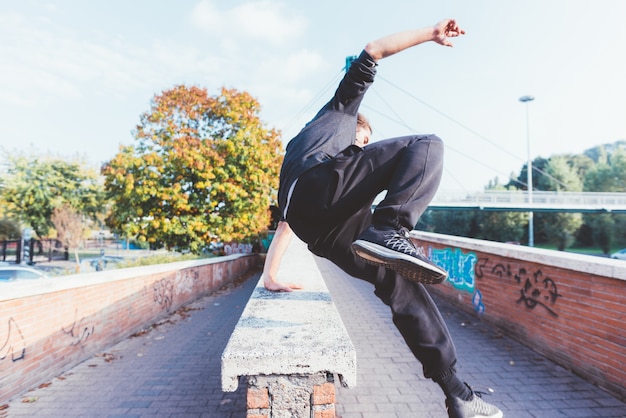 Foto hombre parkour