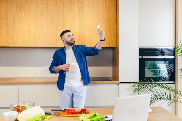 el hombre pasa el día en casa prepara el desayuno