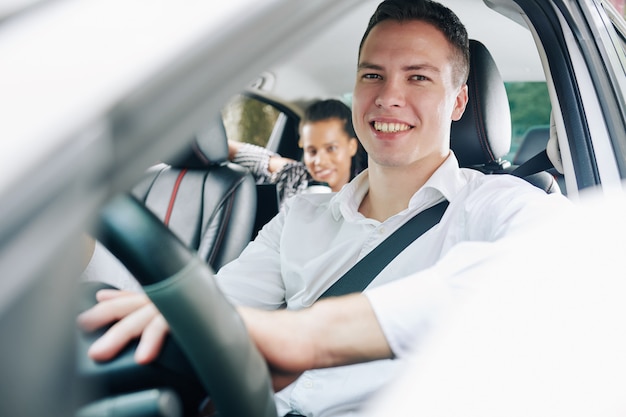 Foto hombre con pasajero en el coche