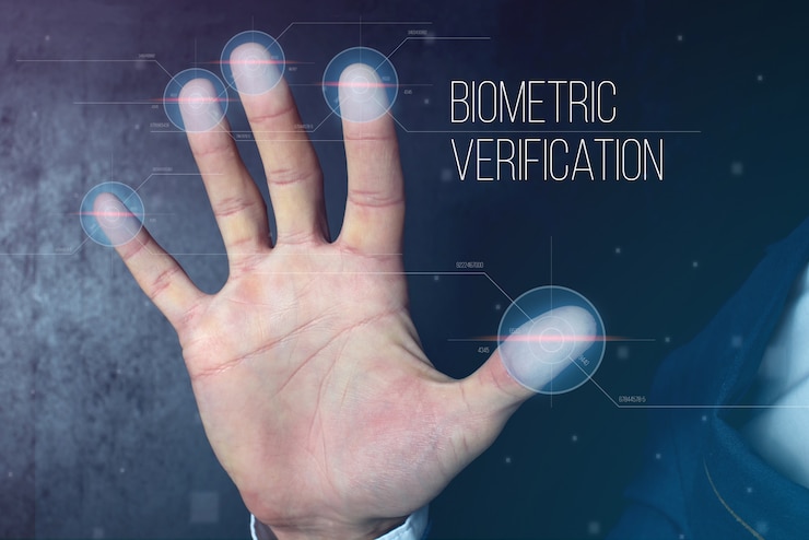 Foto hombre pasando identificación biométrica con escáner de huellas digitales