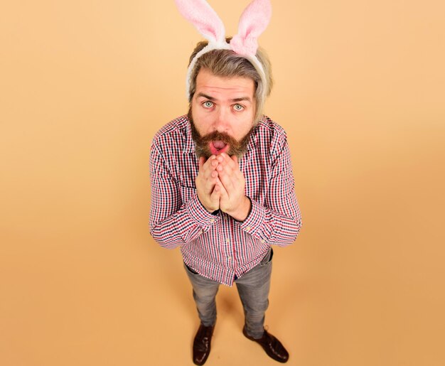 Hombre de Pascua sorprendido. Chico de orejas de conejo. Macho conejo. Primavera. Vacaciones. Preparación para la Pascua.