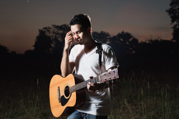 Hombre en pasos tocando guitarra