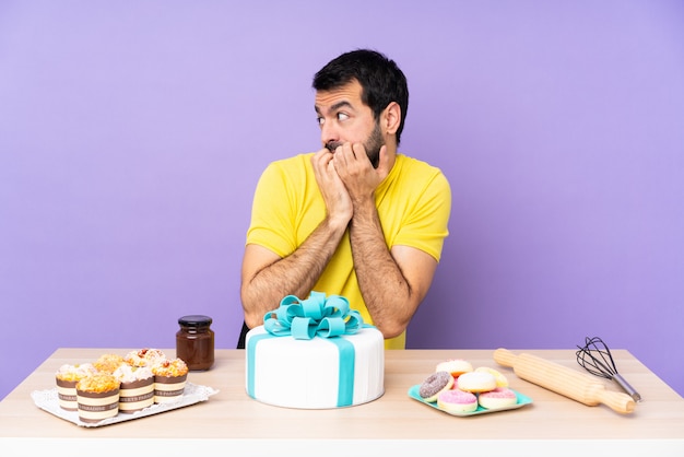 Hombre de pastelería sobre pared aislada