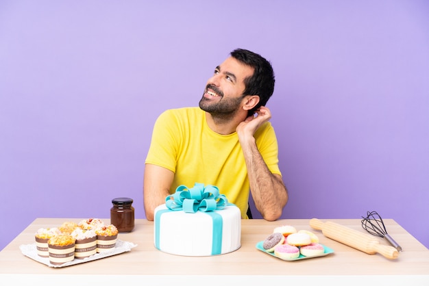 Hombre pastery con barba sobre pared