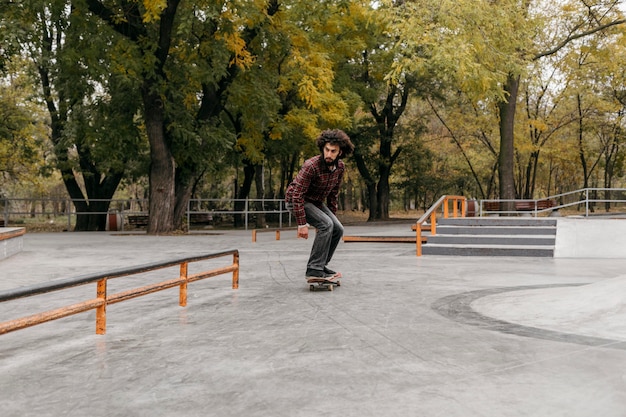 Foto hombre con patineta al aire libre