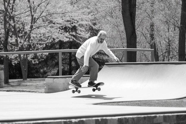 Foto un hombre en una patineta está montando en una rampa