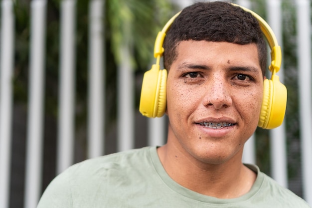 Hombre pecoso joven que mira la cámara