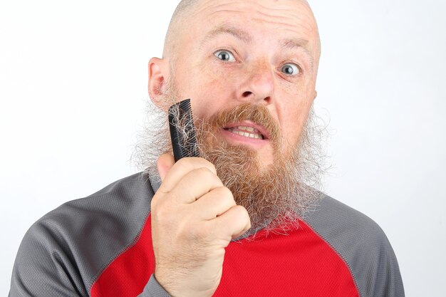 El hombre se peina la barba con un peine