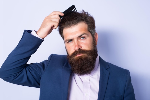 Hombre peinado corte de pelo moderno hombre peinándose con un peine hombre barbudo con barba bar gay barbudo