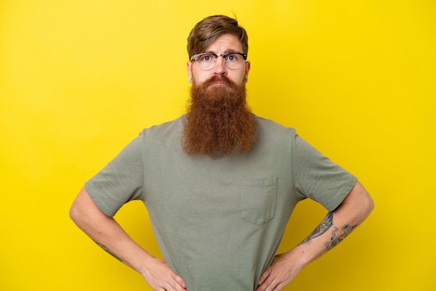 Hombre pelirrojo con barba aislado sobre fondo amarillo enojado