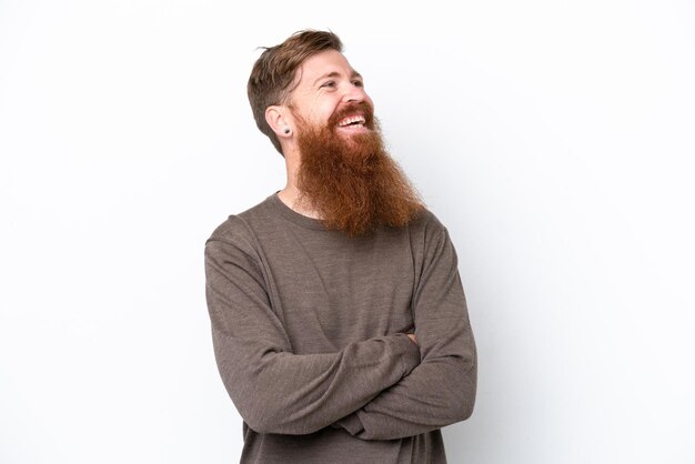 Hombre pelirrojo con barba aislado sobre fondo blanco feliz y sonriente