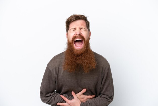 Hombre pelirrojo con barba aislado sobre fondo blanco sonriendo mucho