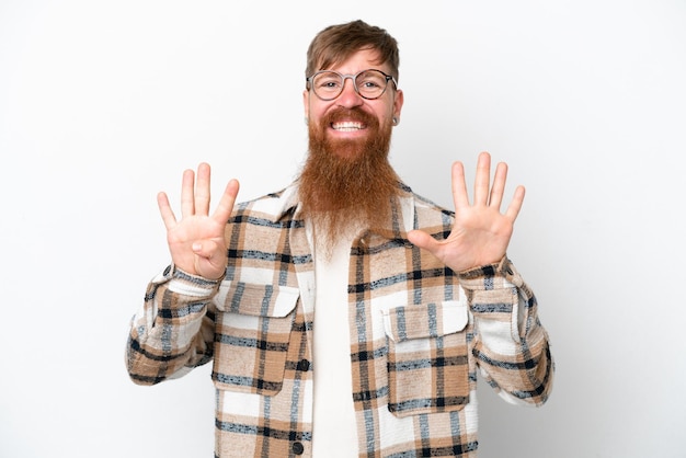 Hombre pelirrojo con barba larga aislado sobre fondo blanco contando nueve con los dedos