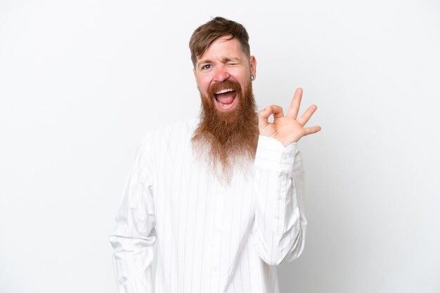 Hombre pelirrojo con barba larga aislado sobre fondo blanco que muestra el signo de ok con los dedos