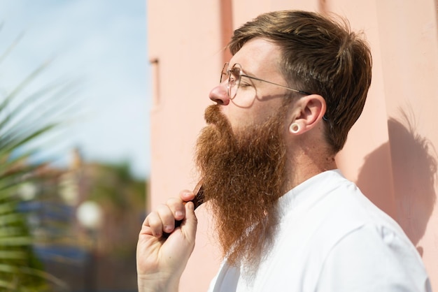 Hombre pelirrojo con barba