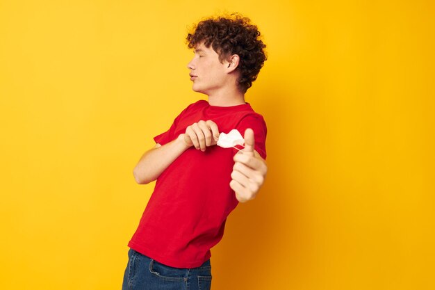 Hombre pelirrojo en camiseta roja sobre fondo amarillo