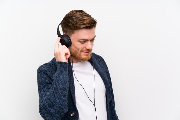 Hombre pelirrojo escuchando música