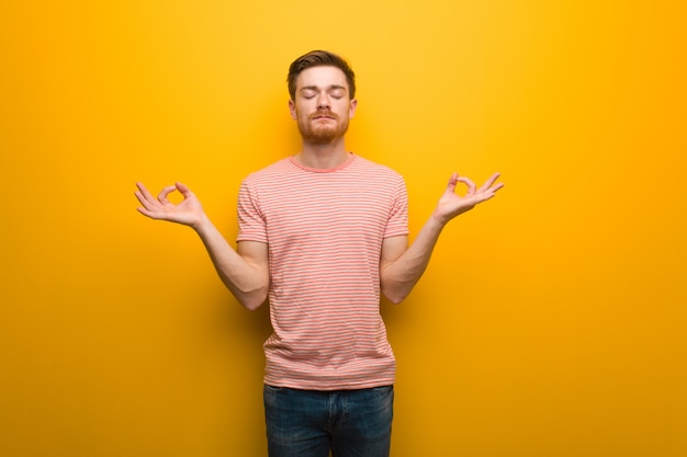 Hombre pelirrojo joven que realiza yoga