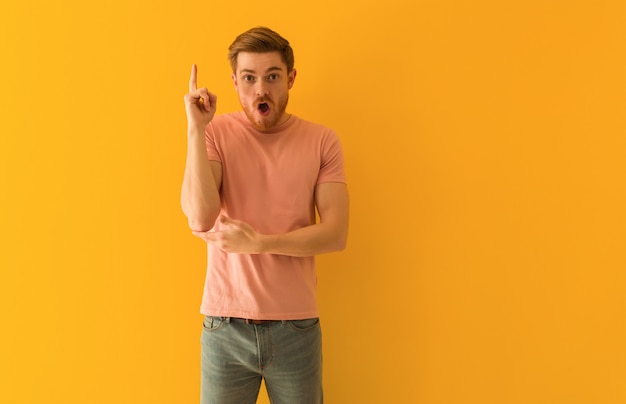 Hombre pelirrojo joven que tiene una gran idea, concepto de creatividad