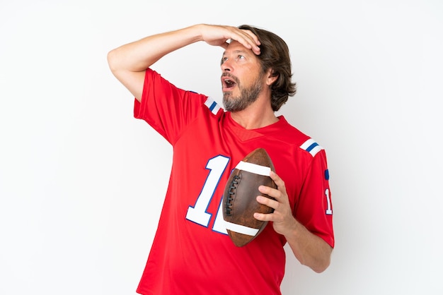 Foto hombre pelirrojo sosteniendo un balón de fútbol