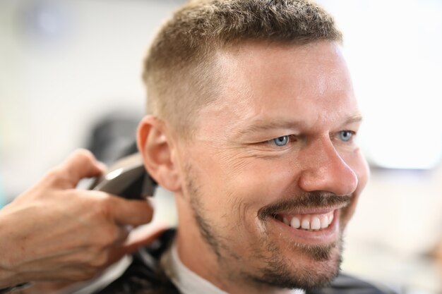 Hombre con el pelo cortado en el retrato de la barbería