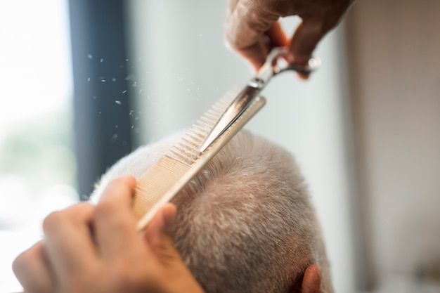 Foto hombre del pelo del corte de la peluquería en salón