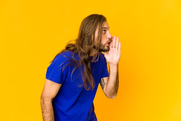 Hombre de pelo largo caucásico joven aislado expresando emociones