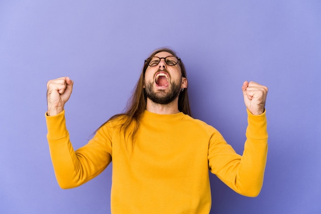 Hombre de pelo largo caucásico joven expresando emociones aisladas