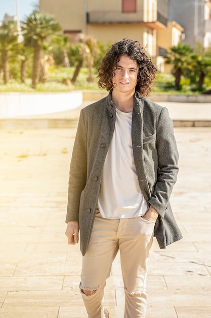 Foto hombre de pelo oscuro caminando por la calle