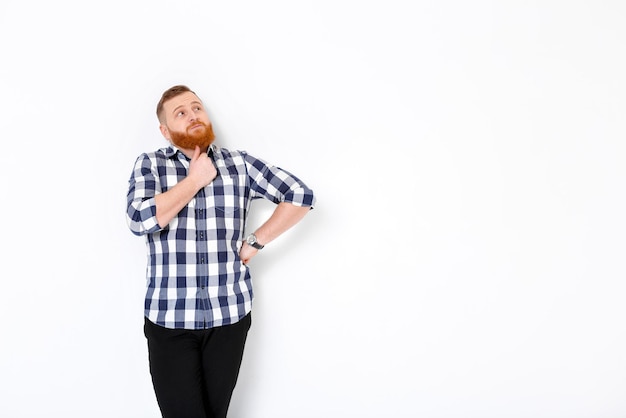 Hombre con pelo rojo y barba en camisa a cuadros