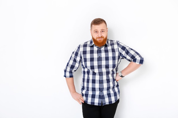 Hombre con pelo rojo y barba en camisa a cuadros