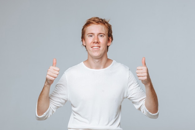 hombre de pelo rojo feliz éxito sobre un fondo claro