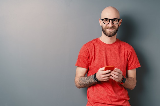 Hombre sin pelo sonriente con barba