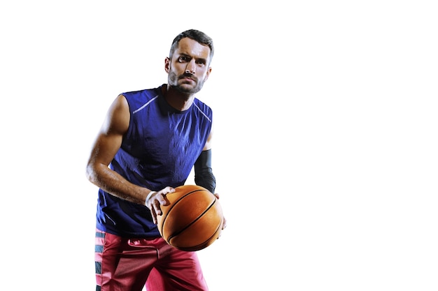 Foto un hombre con una pelota de baloncesto en la mano sostiene una pelota de baloncesto.