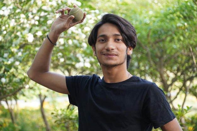 Hombre con pelota de cricket