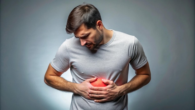 un hombre con una pelota roja en el pecho está sosteniendo una pelota