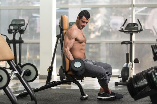 Hombre Peludo Saludable Trabajando Bíceps En Un Gimnasio Rizos De Concentración Con Mancuernas De Gimnasio