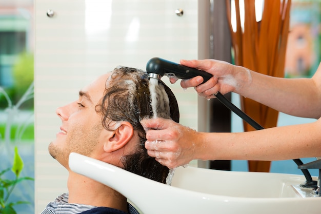 Hombre en la peluqueria