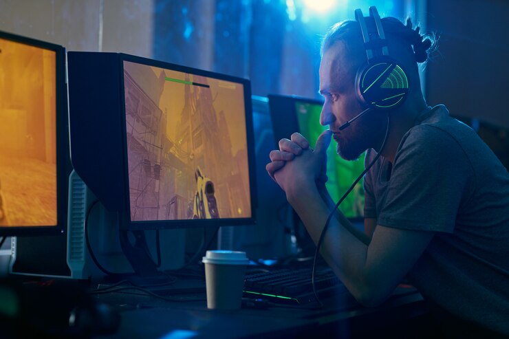 Foto hombre pensando en la estrategia del juego.