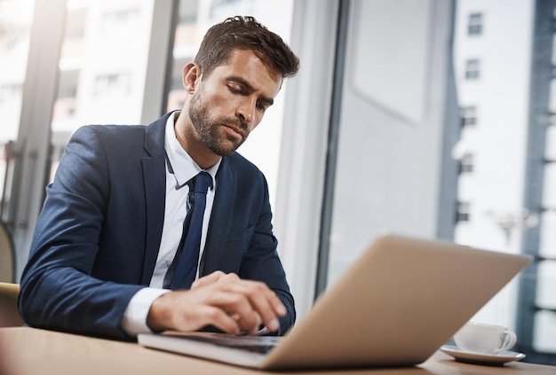 Hombre pensando y portátil en la oficina para respuesta de correo electrónico de negocios o creación de redes para el crecimiento de la empresa Corredor de seguros computadora o ambición en la agencia para el desarrollo de comentarios o consulta en línea
