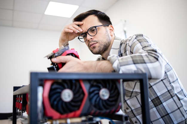 Foto hombre pensando en un problema sobre su plataforma de minería bitcoin