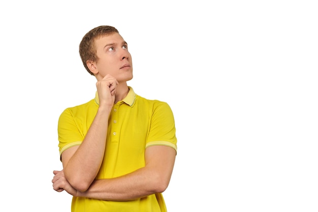 Hombre pensativo en camiseta amarilla mirando a la reflexión filosófica de fondo blanco derecho