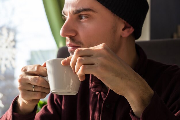 Hombre pensativo con taza de café