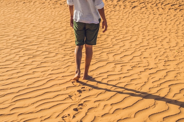 Hombre perdido en el desierto rojo