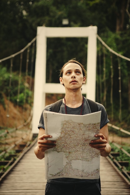 Foto hombre perdido con un mapa